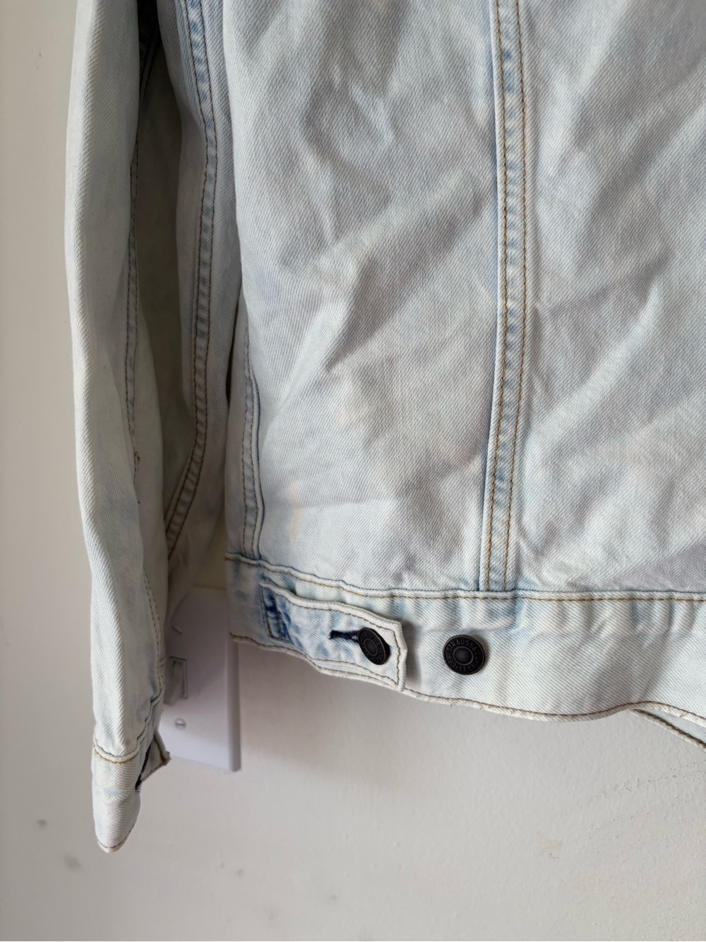 Levi's Light Blue Denim Jacket with Tan Leather Patch - Picture 11 of 12